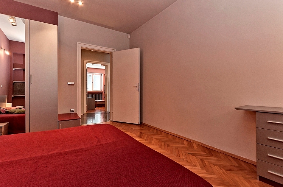 Квартира отделана в глубоких, приятных глазу цвета... #5