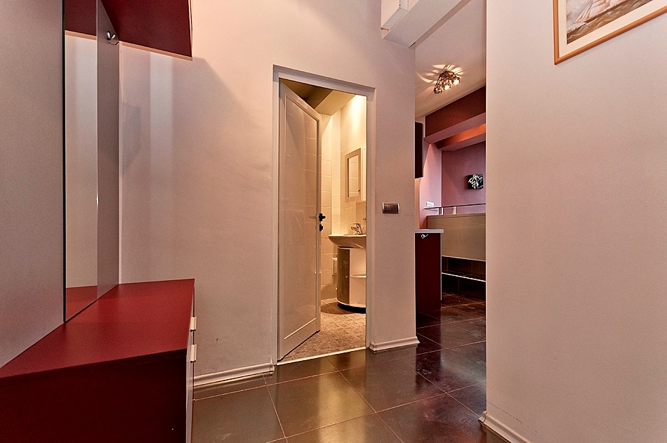 Квартира отделана в глубоких, приятных глазу цвета... #6