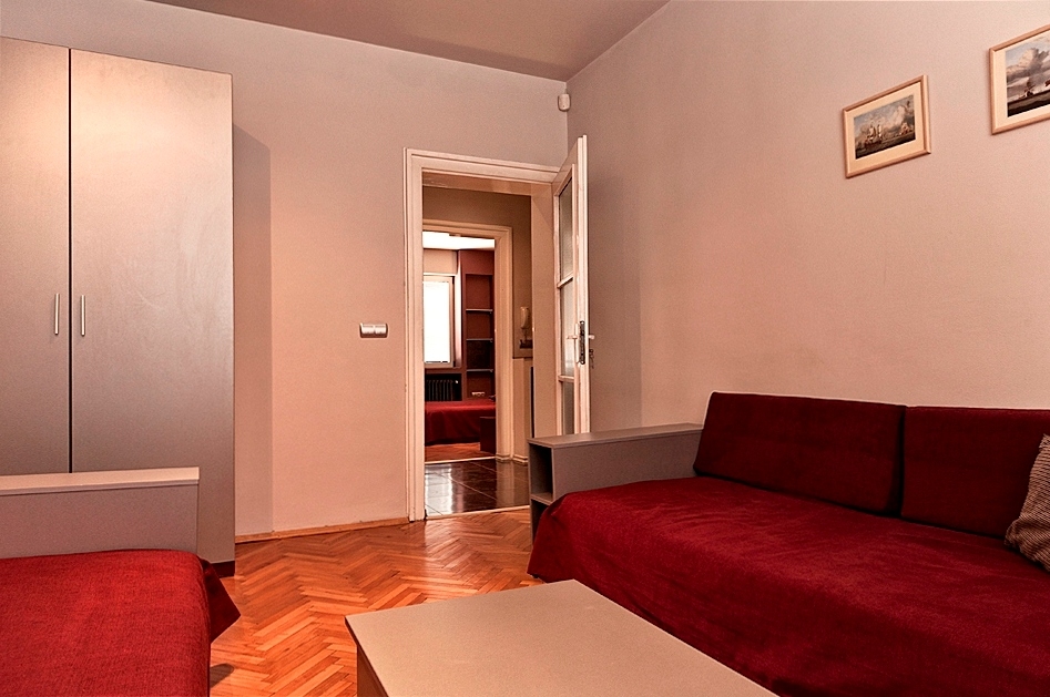 Квартира отделана в глубоких, приятных глазу цвета... #8