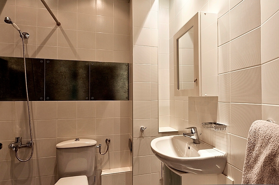 Квартира отделана в глубоких, приятных глазу цвета... #9