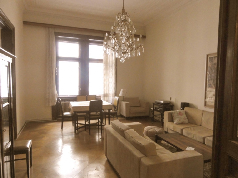 Необычные и необыкновенные апартаменты в старинном... #2