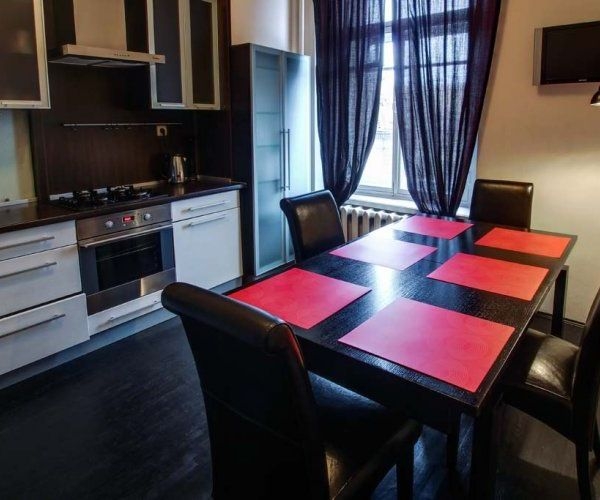 Лаконичная квартира для шести человек в стиле хай-... #8