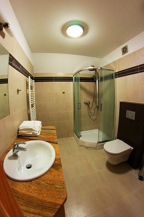 Лаконичная квартира для шести человек в стиле хай-... #9