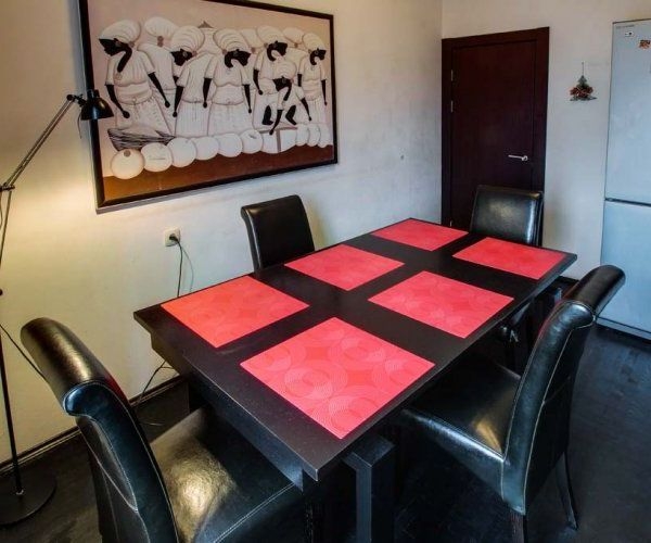 Лаконичная квартира для шести человек в стиле хай-... #10