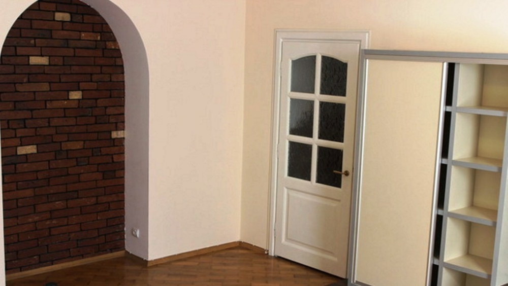 Лаконичные трехкомнатные апартаменты в историческо... #2