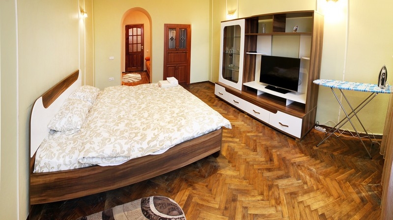 Квартира в центре Львова, King-size кровать  #4