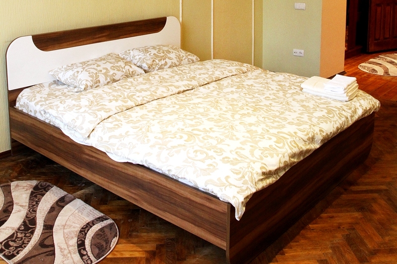 Квартира в центре Львова, King-size кровать  #13
