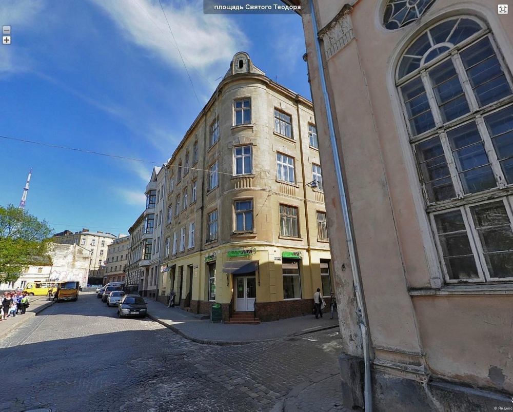 Квартира в центре Львова, King-size кровать  #20