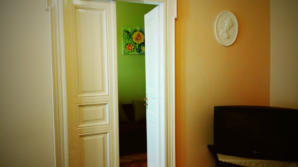 Находиться возле Оперного театра #10