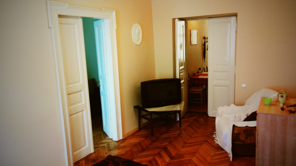 Находиться возле Оперного театра #11