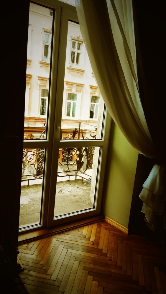 Находиться возле Оперного театра #12