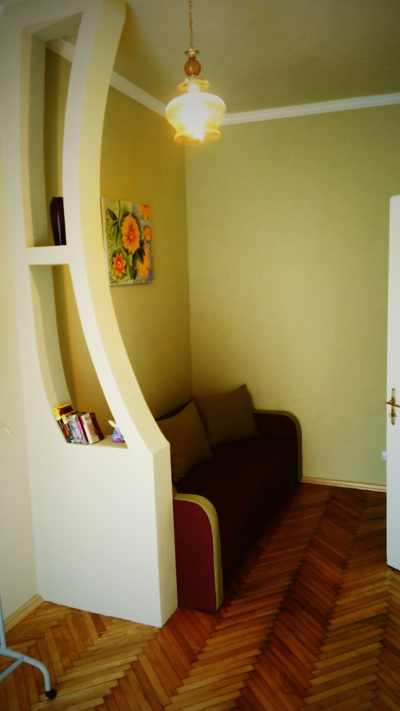 Находиться возле Оперного театра #13