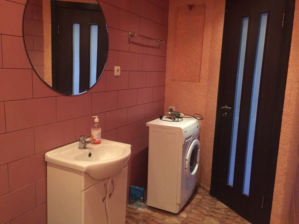 Двухкомнатная квартира рядом с ЖД вокзалом. Посуто... #2