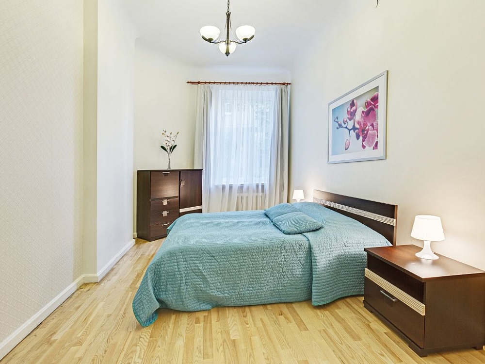 Четырехкомнатная квартира с яркими кроватями #3