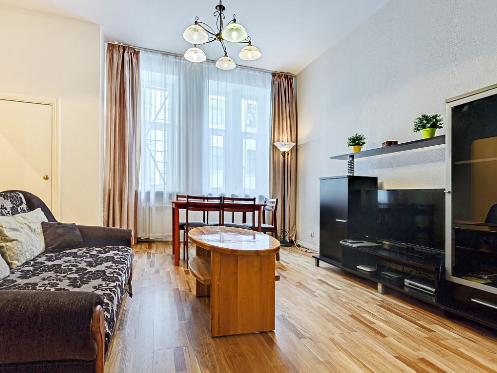 Четырехкомнатная квартира с яркими кроватями #5