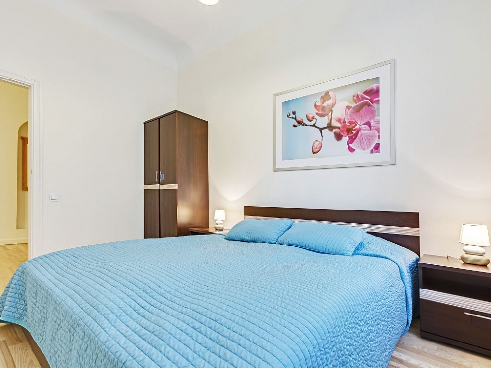 Четырехкомнатная квартира с яркими кроватями #6