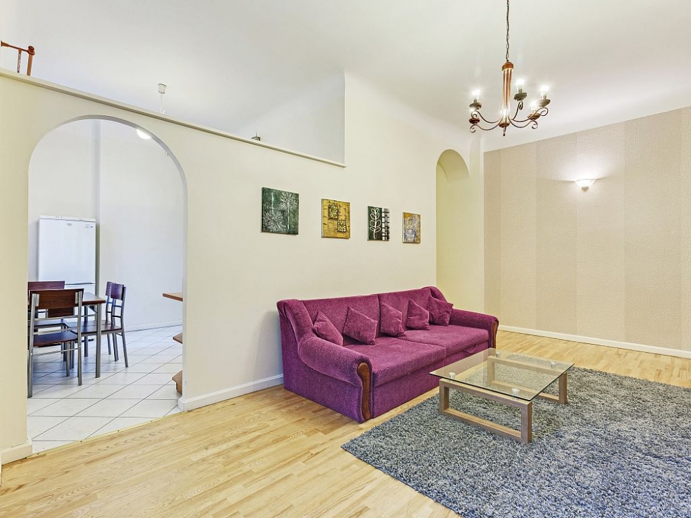 Четырехкомнатная квартира с яркими кроватями #8