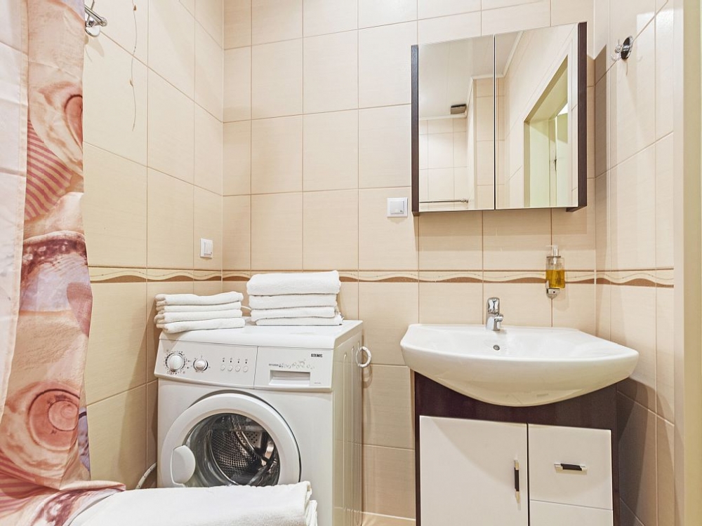 Четырехкомнатная квартира с яркими кроватями #9