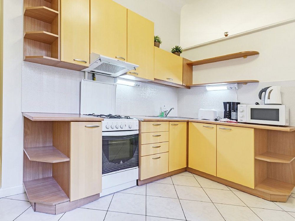 Четырехкомнатная квартира с яркими кроватями #10