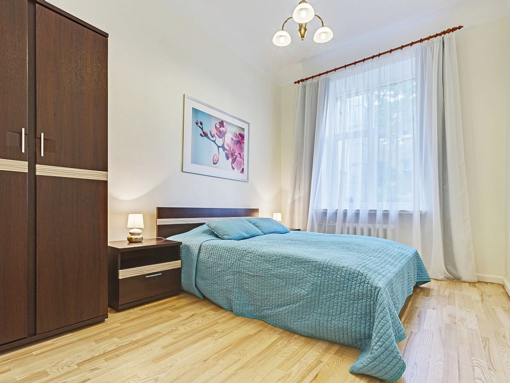 Четырехкомнатная квартира с яркими кроватями #12