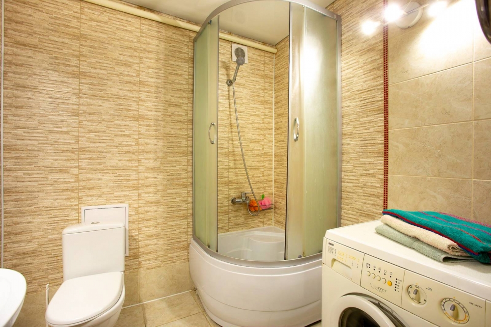 Стильная 2-к квартира с авторским дизайном посуточ... #3