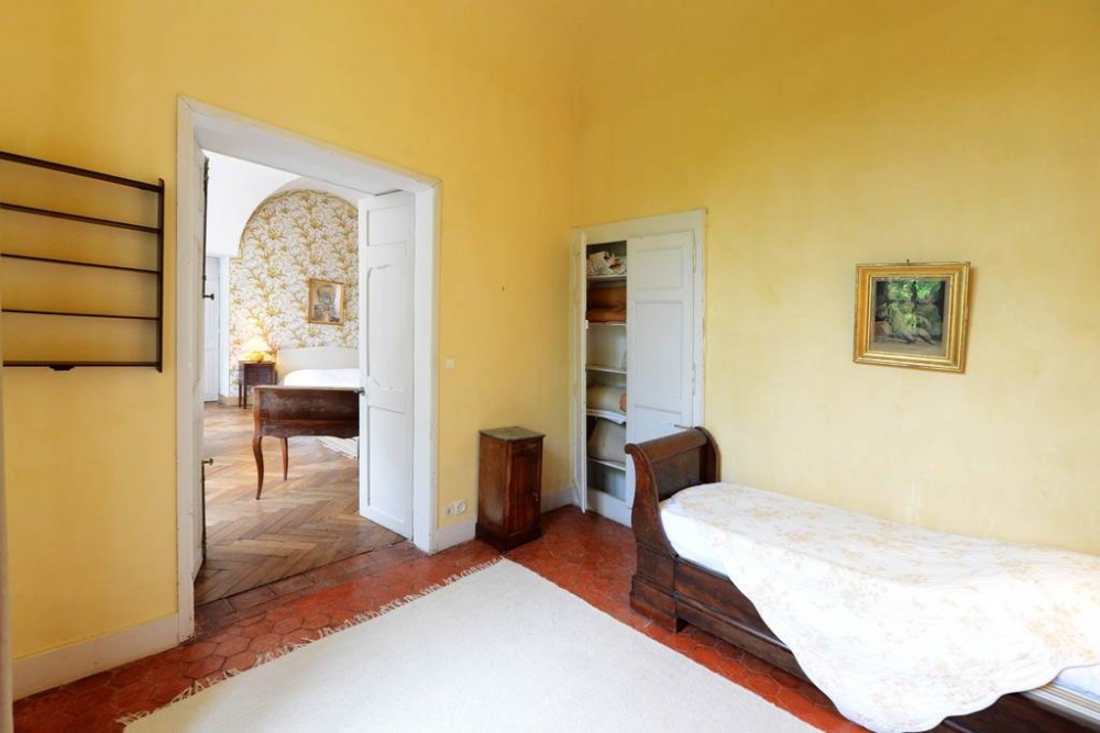 Ванильного цвета ретро квартира #4