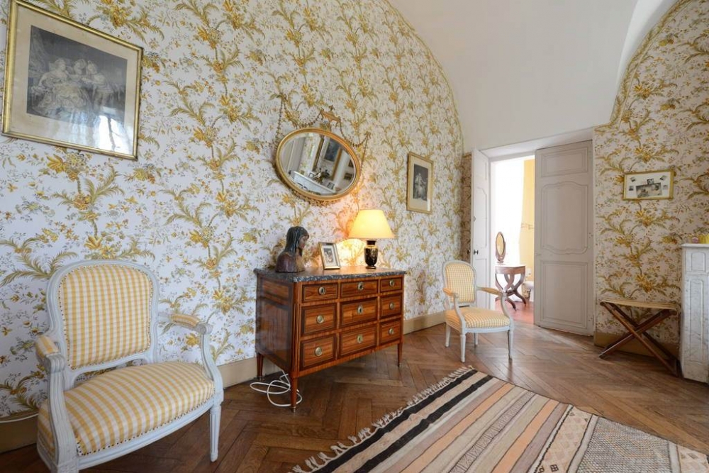 Ванильного цвета ретро квартира #12