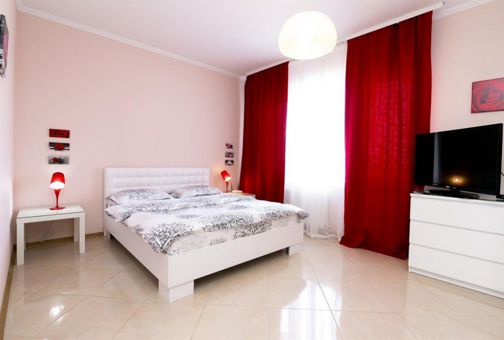 Тандем белого и глубокий красный #6