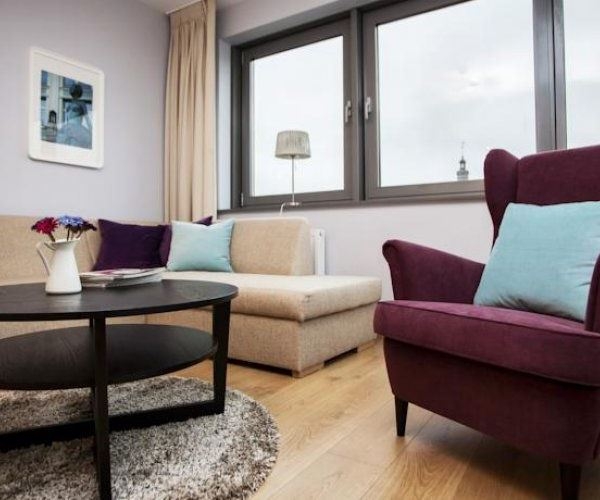 Современные апартаменты «Пурпурный акцент» #4