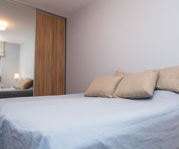 Современные апартаменты «Пурпурный акцент» #7