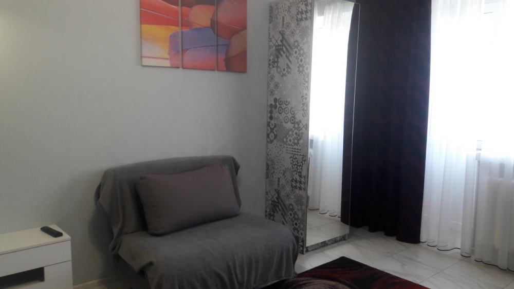 Современная квартира-студия в центре посуточно, по... #2