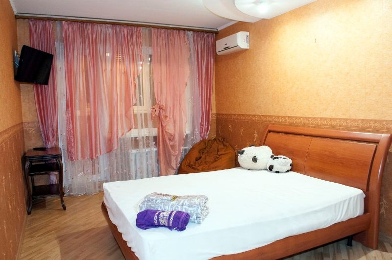 3-к. квартира в Киеве посуточно, ул. Озерная 8 #7