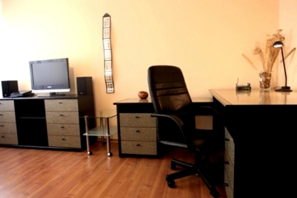 Яркий особнячек для большой культурной компании #3