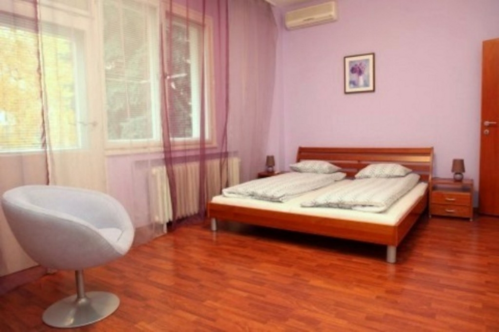 Яркий особнячек для большой культурной компании #10