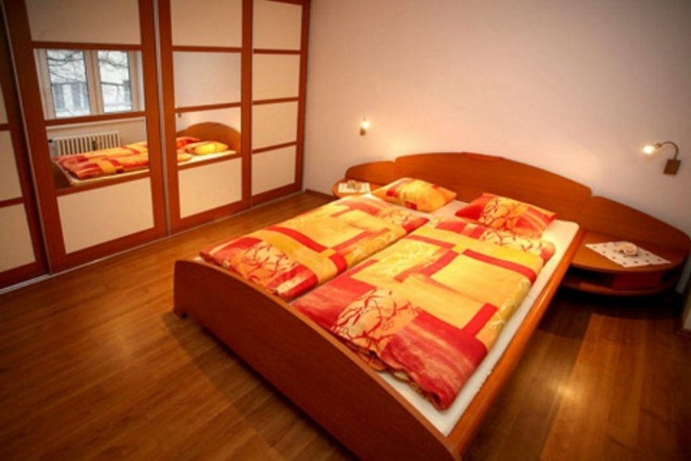 Яркий особнячек для большой культурной компании #12