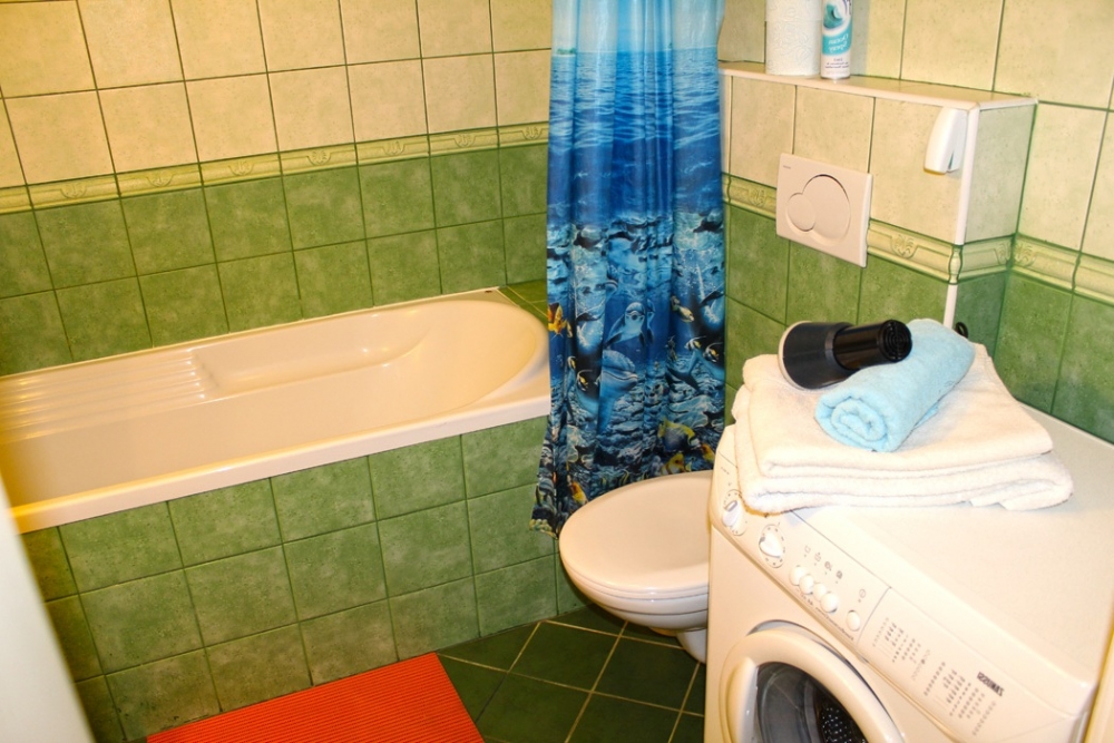 Яркий домик с беседкой и приусадебным участком во... #2