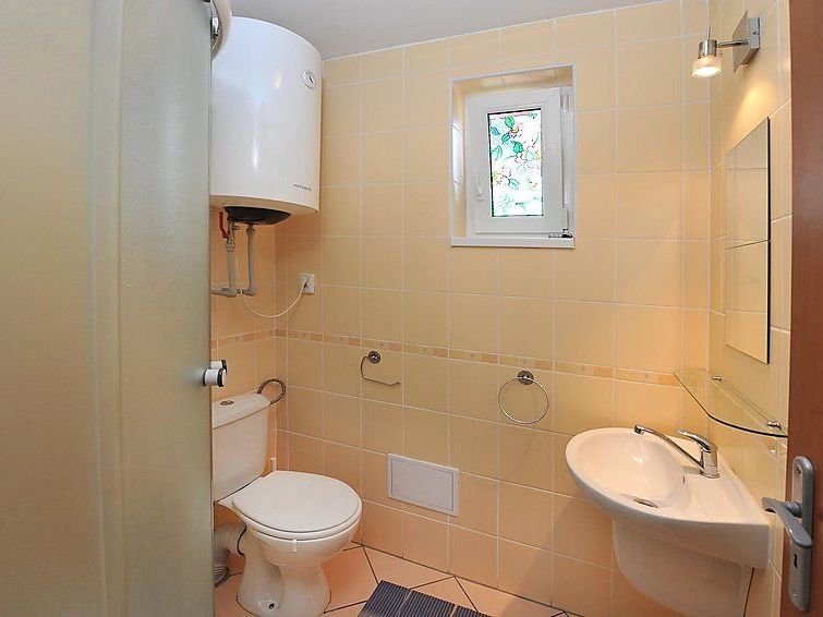 Яркий домик с беседкой и приусадебным участком во... #14