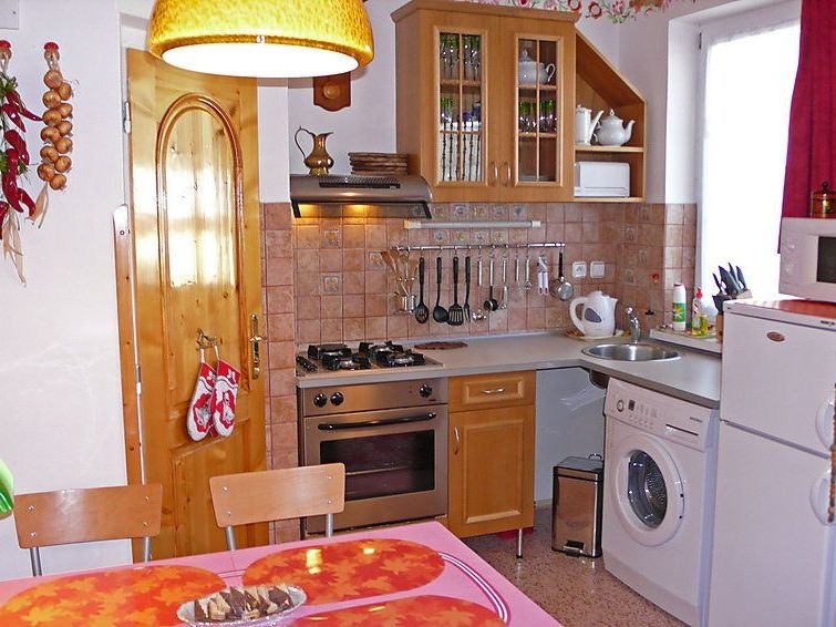 Яркий домик с беседкой и приусадебным участком во... #17