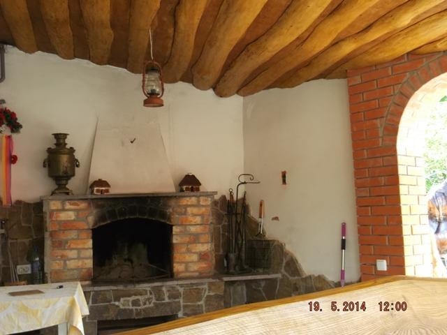 Небольшой дом с камином на террасе #6