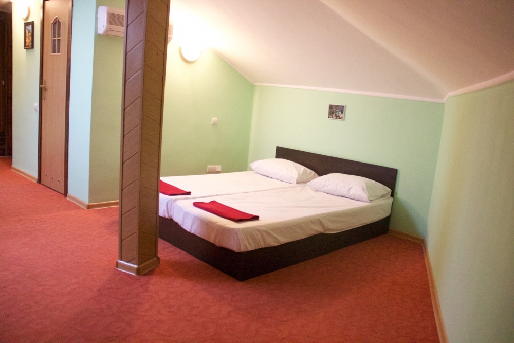 Затишний готель на 