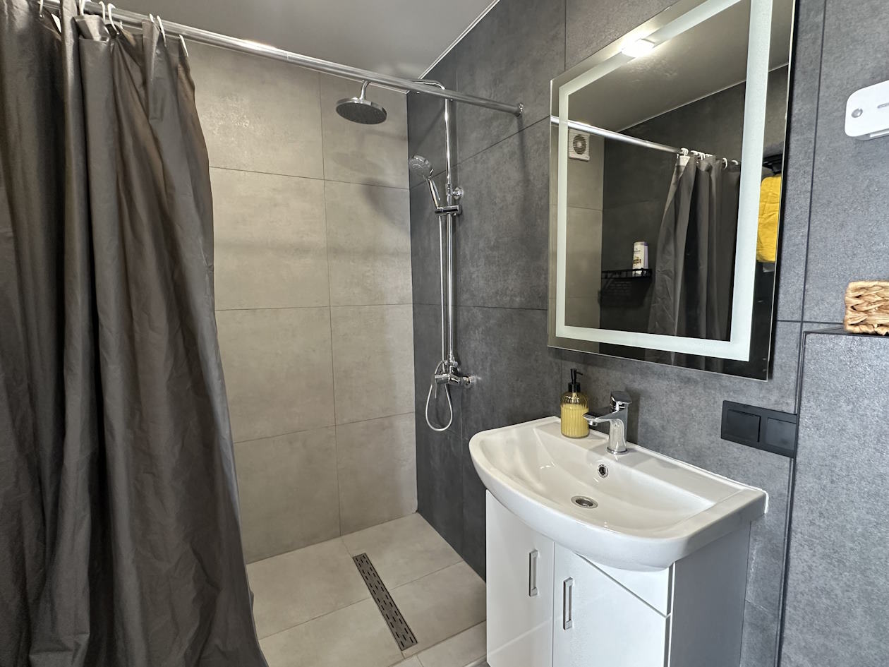 Люкс студия посуточно на ул. Каменогорской 16 рядо... #11